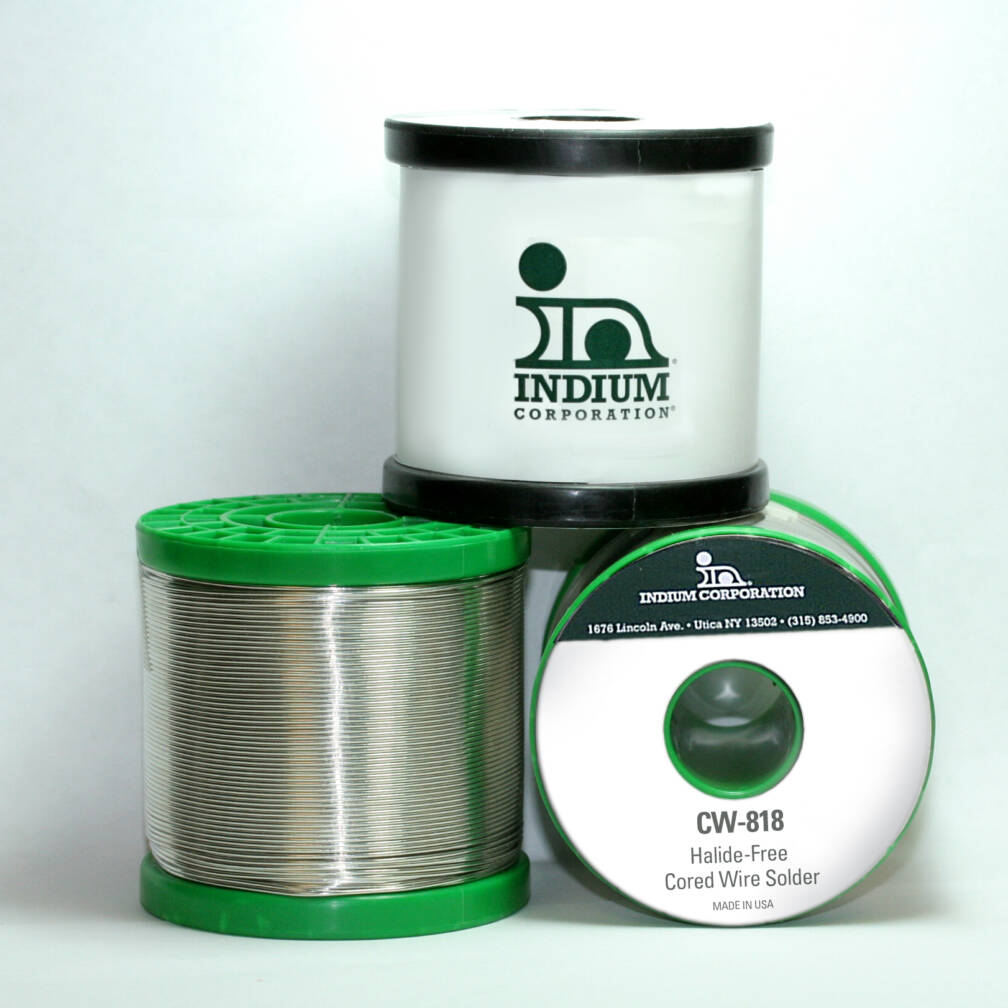 Tre bobine di filo di saldatura della Indium Corporation, con etichette verdi e bianche, sono impilate insieme.