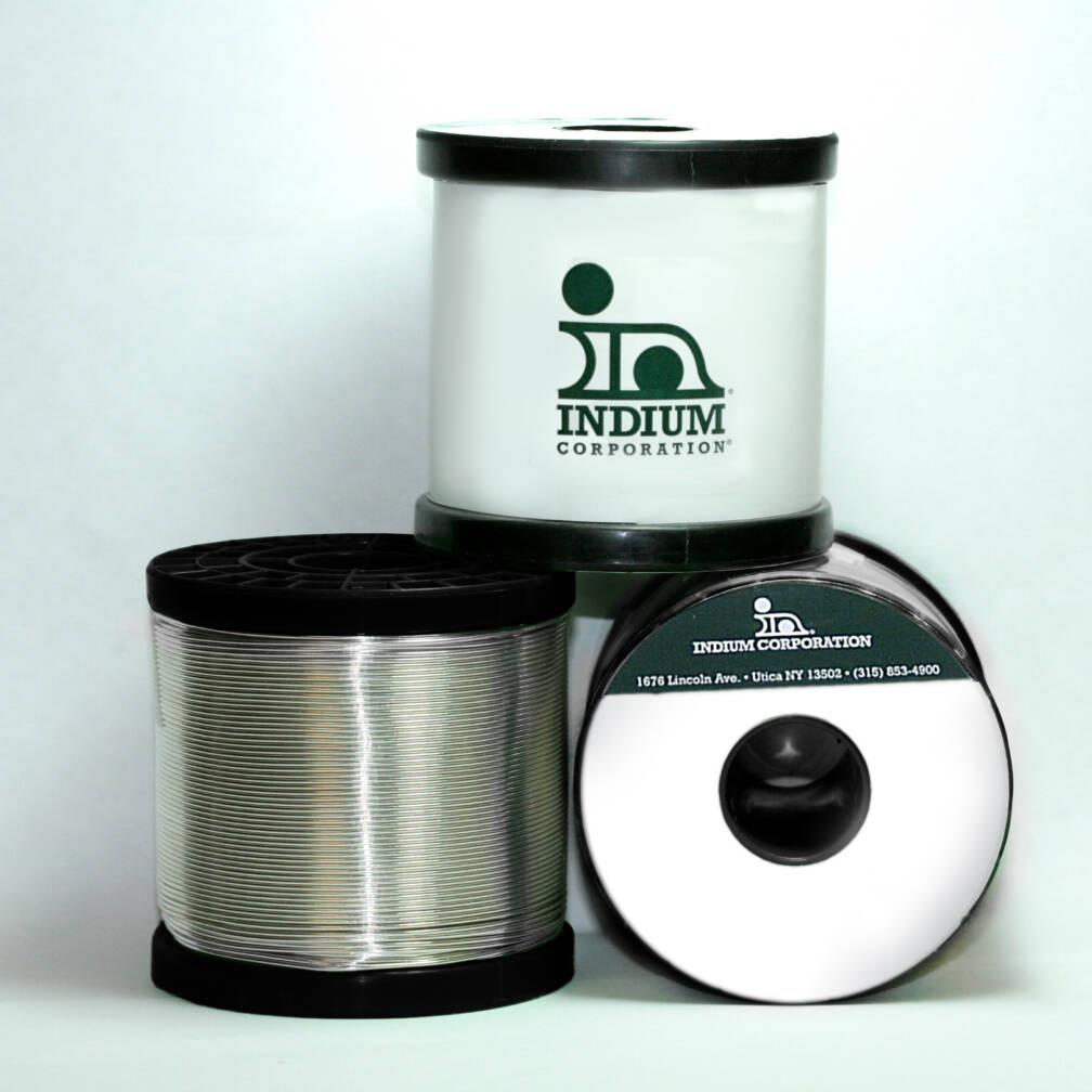 Tre bobine di filo etichettate "Indium Corporation", tra cui il filo per saldatura al bismuto 20, impilate su uno sfondo bianco.