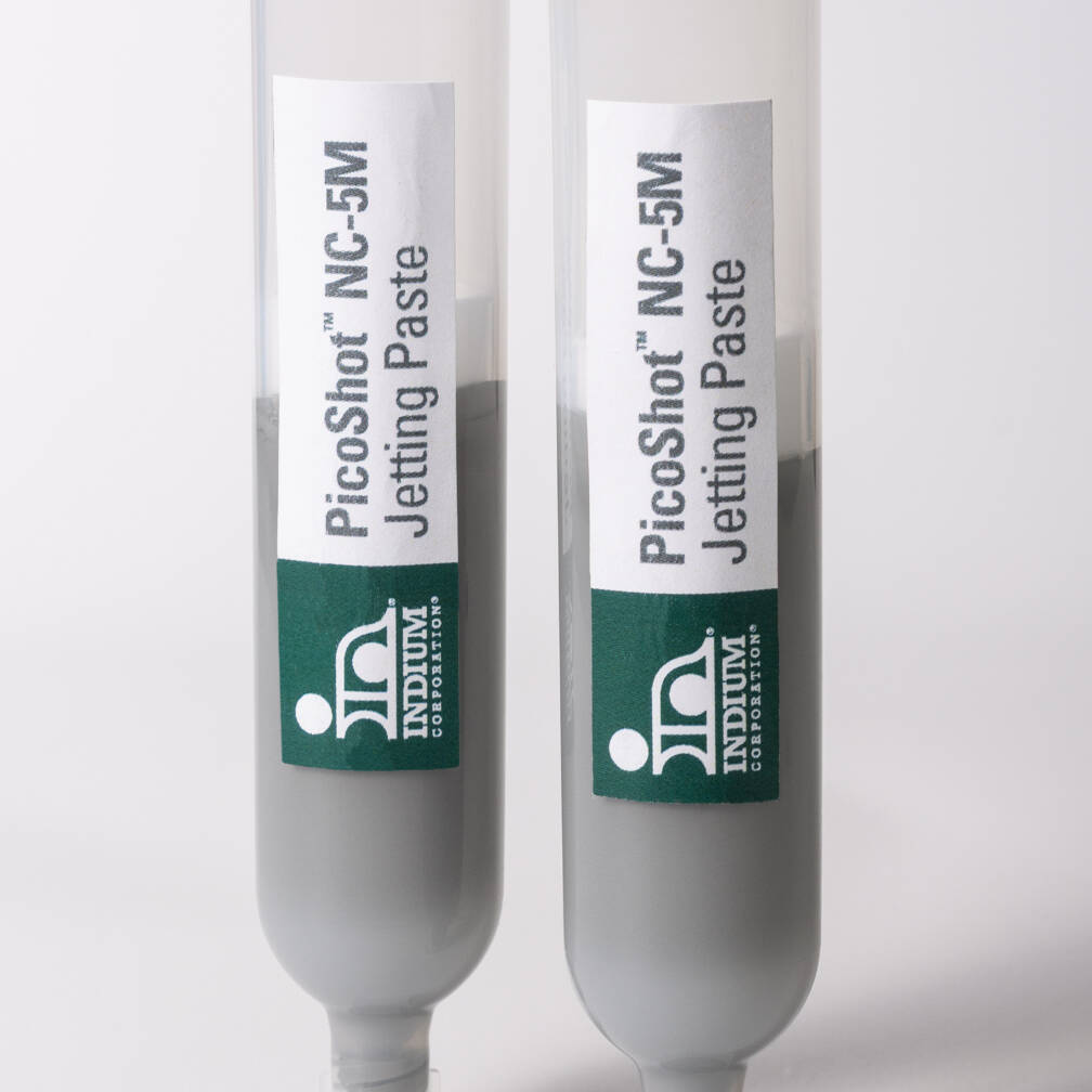 Hai ống tiêm chứa kem hàn Picoshot NC-5M loại 6 màu xám số 20 của Indium Corporation, dựng thẳng đứng.