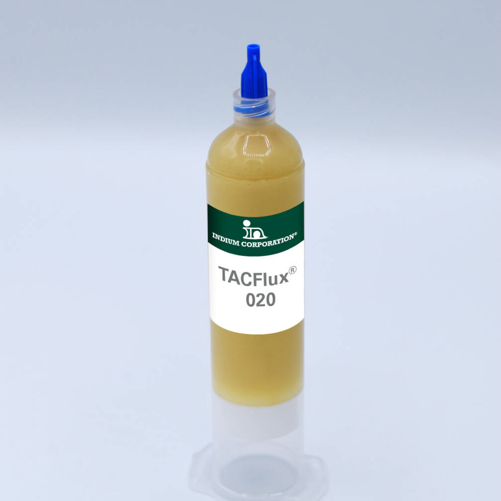 Un récipient en forme de seringue rempli d'une substance jaunâtre étiquetée "TACFlux 020", idéale pour les applications de flux pour circuits imprimés.